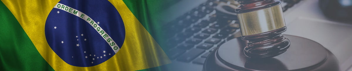 Bandera nacional de Brasil y un teclado de ordenador.