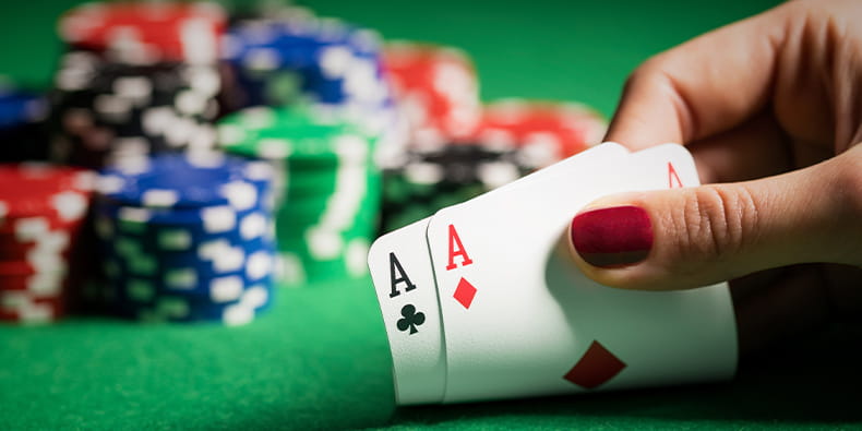 Melempar Sepasang Raja di Meja Poker