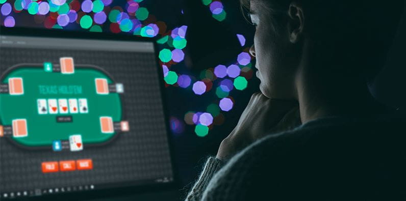 Orang yang Bermain Poker Online di Laptopnya