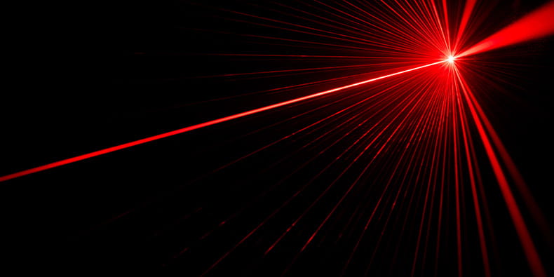 Roter Laserstrahl in der Dunkelheit