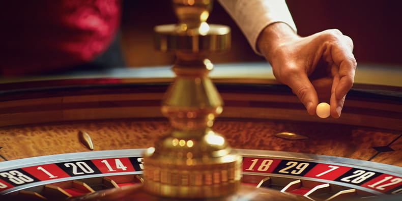 Roulette Croupier Siap Menjatuhkan Bola