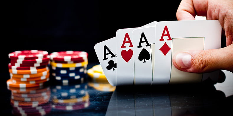Pria Memegang Tangan Poker Empat Aces