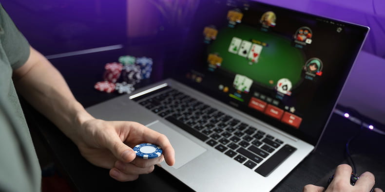Man Gambling Online di Komputer Portabelnya