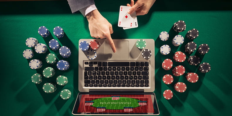 Pria Bermain Poker di Laptopnya