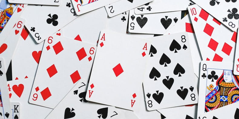 Meja Dengan Spread Playing Cards