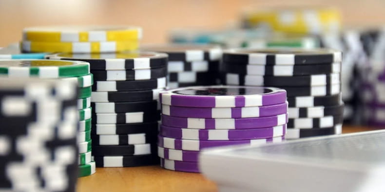 Chip Poker Hijau Ungu dan Biru