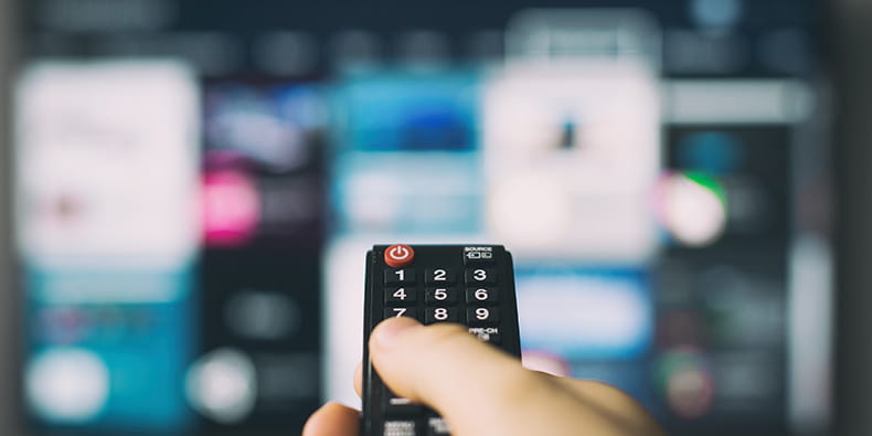 Remote Control dengan Netflix Terbuka di Latar Belakang